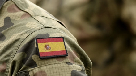 Militar con la bandera de España en el uniforme