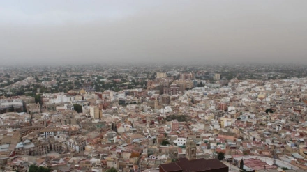 Panorámica de la ciudad de Lorca con un velo de contaminación por partículas de polvo en suspensión