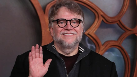 El cineasta mexicano Guillermo del Toro posa durante la alfombra roja de la película de 'Frankenstein'