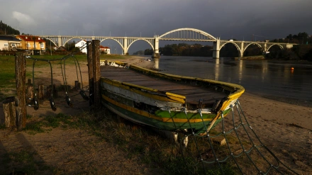 Playa y puente de O Pedrido, en Bergondo (A Coruña)