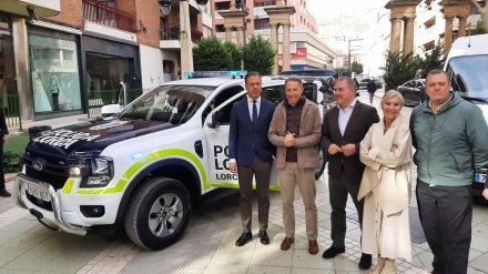 El consejero de Presidencia, el el alcalde y otras autoridades en la presentación de los nuevos vehóculos policiales