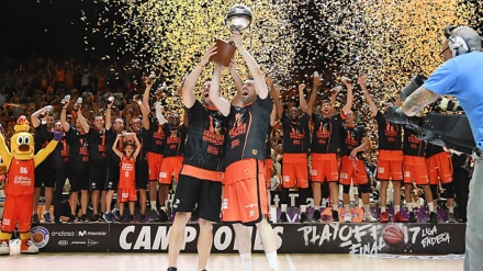 Sam Van Rossom y Rafa Martínez levantan el título de liga ACB en 2017