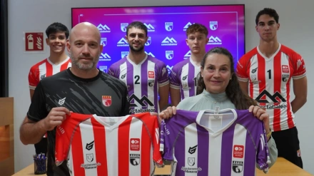 La presidenta y el técnico del ConectaBalear Manacor posan