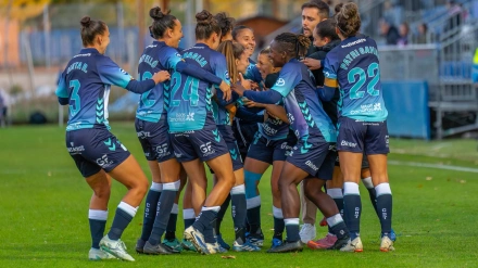Las jugadoras del Costa Adeje Tenerife celebran un gol en Madrid.