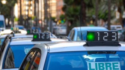 Varios taxis realizan sus servicios en una calle