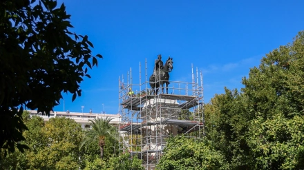 Archivo - Retirada de los andamios del monumento a Fernando III en la Plaza Nueva.