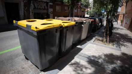 Cubos de basura en una calle de Madrid