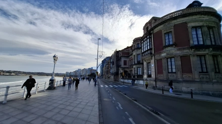 El Muro de San Lorenzo, en Gijón, visto desde el martillo de Capua