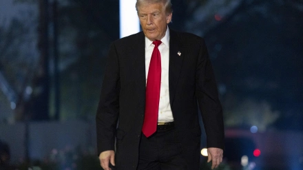 El presidente de Estados Unidos, Donald J. Trump, camina hacia la residencia tras descender del helicóptero Marine One en el jardín sur de la Casa Blanca en Washington, D.C.