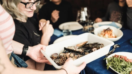 Bandeja de mariscos servida en un restaurante