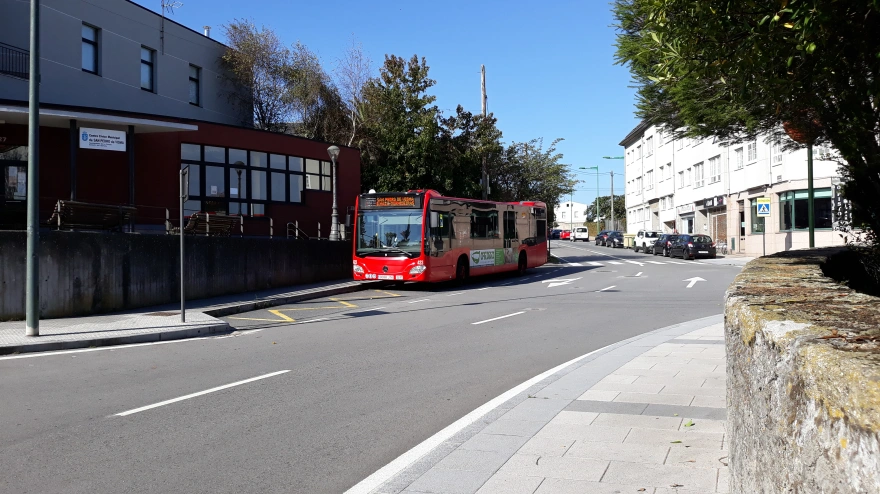 Bus en una parada de San Pedro de Visma (A Coruña)