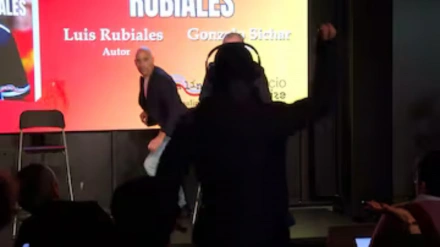 Luis Rubén Rubiales lanzando huevos a Luis Rubiales