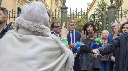 La ministra de Igualdad, Ana Redondo (c), increpada por María Martín (i), presidenta de La Volaera