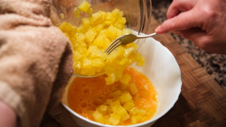 Una mujer cocina una tortilla de patata