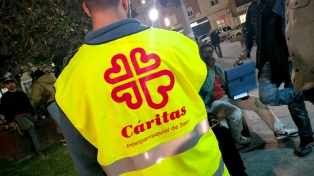Temporeros atendidos por voluntarios de Cáritas