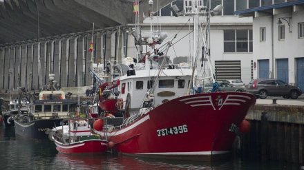 Cada día, barcos como el "Nus" salen a faenar desde el puerto de la ciudad, una estampa que pasa desapercibida para la inmensa mayoría de los barceloneses.