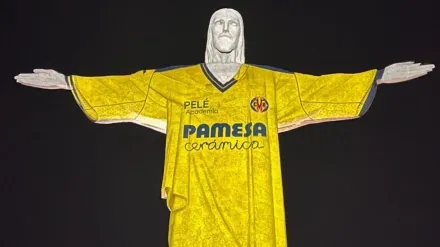 El Cristo Redentor de amarillo