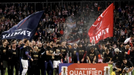Los jugadores de Croacia celebran con su afición la clasificación para el Mundial