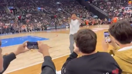 Salta un espontáneo durante un partido de la NBA