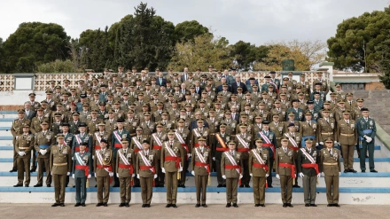Foto de familia del Rey con sus antiguos compañeros de promoción.