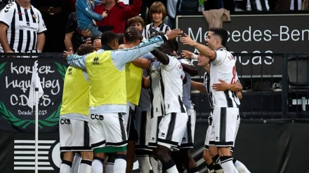 Los jugadores del Castellón celebran uno de los cinco goles contra la Real Sociedad B