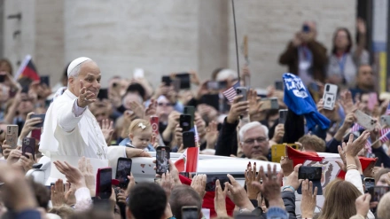 León XIV saluda a la gente congregada en la Plaza de San Pedro