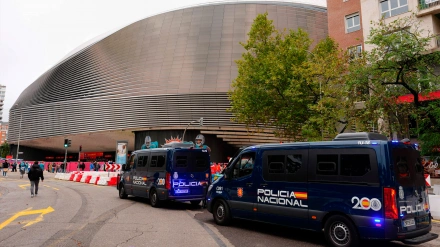Exterior del Santiago Bernabéu en la previa del partido de la NFL entre Washington Commanders y Miami Dolphins