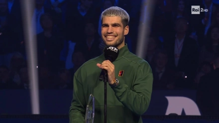 Carlos Alcaraz no pudo frenar el ciclón Sinner en indoor