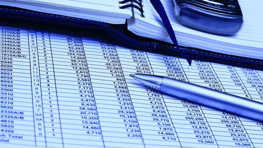 Una factura sobre la mesa con un bolígrafo