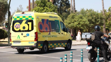 Un hombre muere tras ser atropellado y arrastrado en los bajos de un vehículo en Sevilla