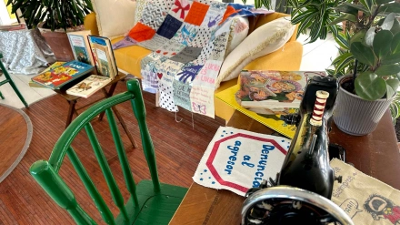 Colcha tejida por el CRA "Los Llanos" de Segovia con motivo del 25N