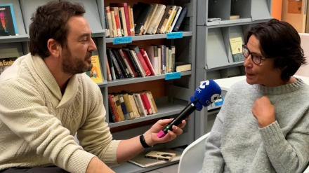 Jorge Bustos charla con Pilar. Vive en el centro de acogida San Isidro (Madrid)