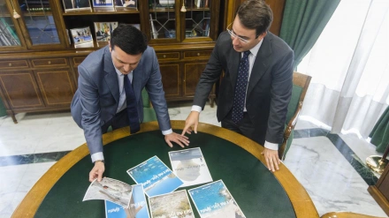 Javier A. García, presidente de la Diputación y Fernando Giménez, vicepresidente.   ALMERÍA, 18 (EUROPA PRESS)    La Guardia Civil ha detenido al presidente de la Diputación Provincial de Almería, Javier Aureliano García, así como al vicepresidente de la institución, Fernando Giménez, y al alcalde de Fines, Rodrigo Sánchez (PP), por su presuntas contrataciones irregulares en el marco de la investigación judicial del caso 'Mascarillas'.   Fuentes de la investigación han confirmado a Europa Press los arrestos que se han producido por parte de los agentes de la Unidad Central Operativa (UCO) bajo la coordinación del Juzgado de Instrucción número 1 de Almería, que instruye las diligencias.   Tanto Gimenéz como Sánchez ya estaban investigados en el marco de la causa que trata de dilucidar si se produjeron 'mordidas' en la contratación de suministro de material sanitario en la fase más aguda de la pandemia por parte de la institución provincial, principalmente mascarillas, aunque también guantes y equipos de protección individual (EPI).REGISTROS EN EL PALACIO PROVINCIAL   Los agentes han accedido al Palacio Provincial a primera hora de este martes, sobre las 8,00 horas, para realizar un registro exhaustivo en despachos de Presidencia y ordenadores conforme al auto judicial emitido por la instructora, María Belén López, toda vez que ha solicitado expedientes relacionados con las contrataciones. Además se prevén registros en domicilios particulares a lo largo del día.   La trama busca esclarecer el posible cobro de comisiones ilegales mediante la adjudicación de un contrato de material sanitario por valor de 2.036.186,24 euros mediante un procedimiento de urgencia realizado en abril de 2020, ya que el coste del mismo hecho efectivo al proveedor no alcanzó el millón de euros y se observan indicios de posibles 'mordidas'.   En el marco de la investigación judicial, el PSOE solicitó el pasado me
