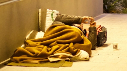 Persona sin hogar atendida por Cruz Roja