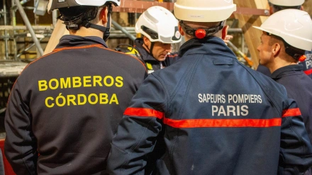 Altos mandos de los bomberos de París visitan la Mezquita-Catedral,