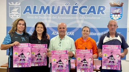 Los ponentes en la rueda de prensa posan con el cartel anunciador.