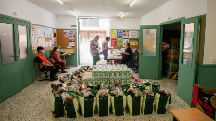 Voluntarios trabajan en la parroquia de San Juan de Dios, en la UVA de Vallecas
