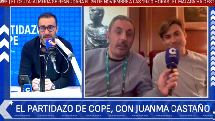 Juanma Castaño y Ángel García charlan con el capitán del equipo español en la Copa Davis, David Ferrer