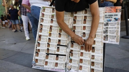 Una mujer vende décimos de lotería de Navidad en Madrid