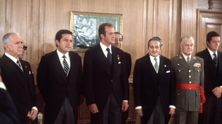 Adolfo Suárez (2i), Juan Carlos I (c) y Torcuato Fernández-Miranda (3d) durante la jura del primero como presidente del Gobierno