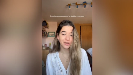 Valeria, hija de familia numerosa, en el vídeo