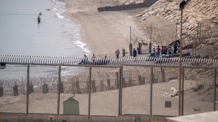 Más de una treintena de personas han sido interceptadas cuando intentaban llegar a la costa ceutí y trasladadas a bordo de una embarcación neumática de las fuerzas marroquíes