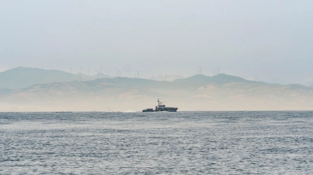 Buque de la Guardia Costera española patrullando el estrecho de Gibraltar con África detrás