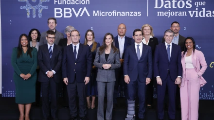 S. M. la Reina, Carlos Torres Vila, presidente de BBVA, Javier M. Flores, director general de la FMBBVA, Luis Miyahara, asesor peruano de Financiera Confianza, Elix Orozco, emprendedora colombiana de la FMBBVA
