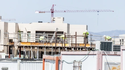 Varios obreros trabajan en la construcción de una vivienda nueva en Madrid