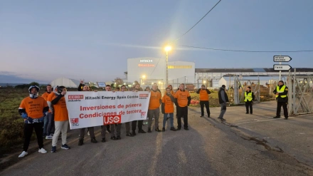 Trabajadores a las puertas de la fábrica a primera hora de la mañana del jueves 20 de noviembre. Se aprecia los primeros rayos del sol.
