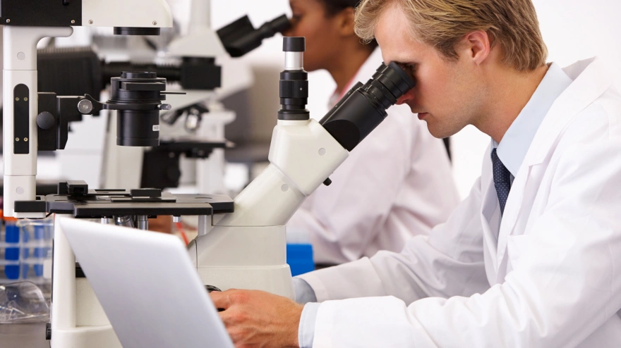 Científicos en un laboratorio