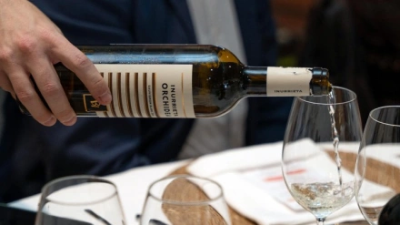 Un camarero sirve una copa de Inurrieta Orchidea