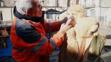 La plaza Mayor del municipio se ha transformado en un taller de escultura al aire libre