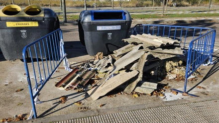 Vertido de uralita con amianto en la vía pública